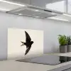 Zwarte zwaluw - Gouden accenten - Lichte achtergrond keuken achterwand spatscherm klein -3d_schuin