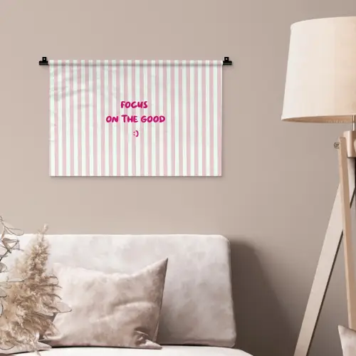 Focus on the good - Strepen - Roze - Smiley Wandkleed katoen klein -sfeer4