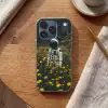 Astronaut - Bloemen - Veld - Geel Telefoonhoesje iPhone 17 Pro klein -sfeer1