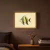 Vis - Sierlijk - Rugvin - Geel Light Box met batterij (Wandlamp) middel -sfeer4