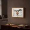 Schotse Hooglander - Winterlandschap - Landelijk - Bergen - Doorkijk Light Box met batterij (Wandlamp) middel -sfeer1