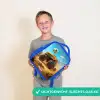 Monstertruck scoort goal in woestijnstadion Kinderrugzak - Blauw middel -sfeer1_NL