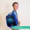 Lichtgevende schildpad in digitale oceaan Kinderrugzak - Blauw middel -sfeer3_NL