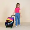 Gele raceauto bij kleurrijke zonsondergang Kinderkoffer - Zwart klein -sfeer1