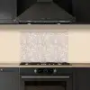 Bloemenprint - Grijs - Crème keuken achterwand spatscherm klein 900 -sfeer1
