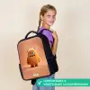 Oranje Pluizig Monster met Hoorns Rugzak - Zwart middel -sfeer6_NL