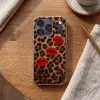 Lippen - Drie - Rood - Panterprint Telefoonhoesje iPhone 17 Pro klein -sfeer1