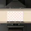 Koraalkleur - Vlechtmotief - Wit keuken achterwand spatscherm klein 900 -sfeer1