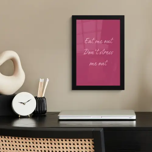 eat me out don't stress me out - Roze - Minimalistisch fotolijst zwart zonder passe partout klein -sfeer1