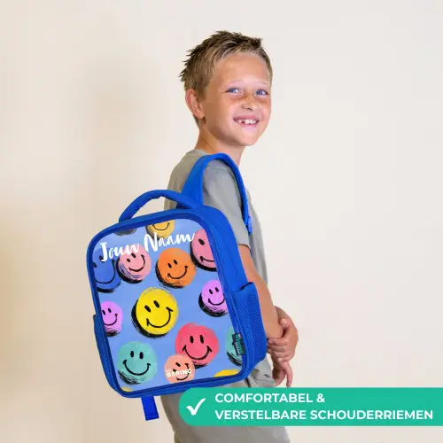 Een speels en kunstzinnig patroon van kleurrijke smileys Kinderrugzak - Blauw middel -sfeer3_NL