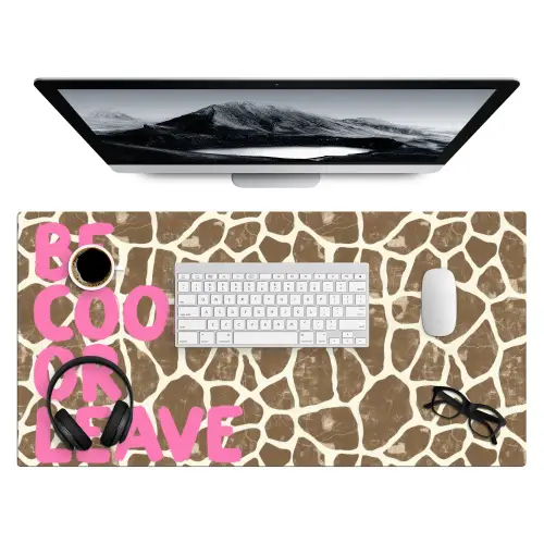 Tekst - Be cool or leave - Roze - Giraffenprint Muismat XXL klein -3d