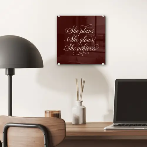 She plans she glows she achieves - Rood - Cursief plexiglas 5mm klein -sfeer6