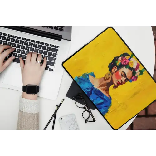 Frida Kahlo - Vrouw - Geel - Blauw - Bloemen laptophoes neopreen klein -bureau