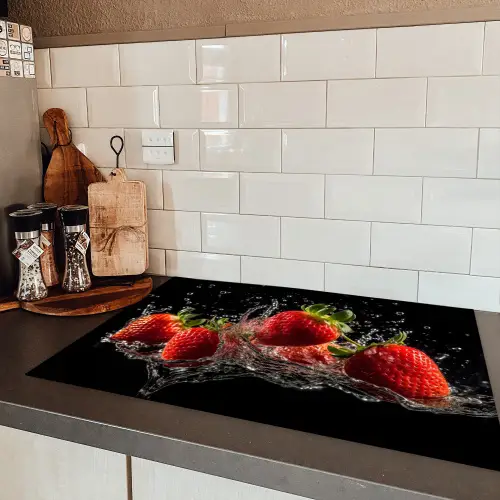 Aardbeien - Fruit - Rood - Water - Zwart Inductie beschermer vinyl 3mm klein -sfeer3
