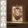 Leeuwenkop - Lijnen - Crème Light Box met kabel (Tafellamp) klein -USP_NL