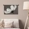 Bloem - Minimalistisch - Zwart - Wit Wandkleed katoen klein -sfeer4
