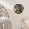 Groene papegaai - Kleurrijke bloemen - Donkere achtergrond Wandcirkel behangsticker klein -sfeer4