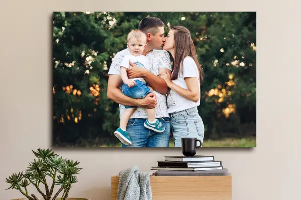Familiefoto op canvas op beige muur