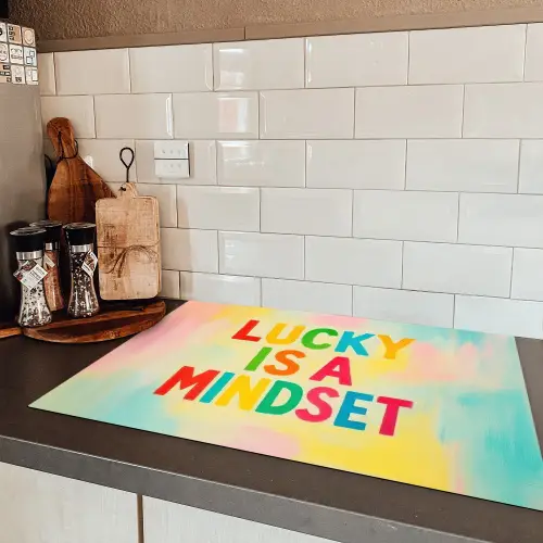 Quote - Lucky - Regenboogkleuren Inductie beschermer vinyl 3mm klein -sfeer3