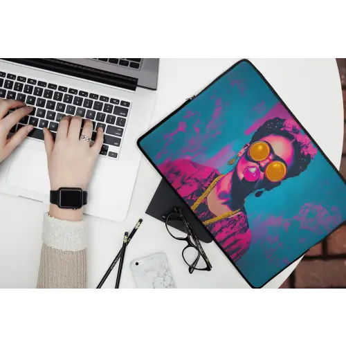 Vrouw - Kauwgom - Zonnebril - Oranje laptophoes neopreen klein -bureau