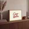 Ciao bella - Rood - Wit - Minimalistisch Light Box met batterij (Wandlamp) middel -sfeer2