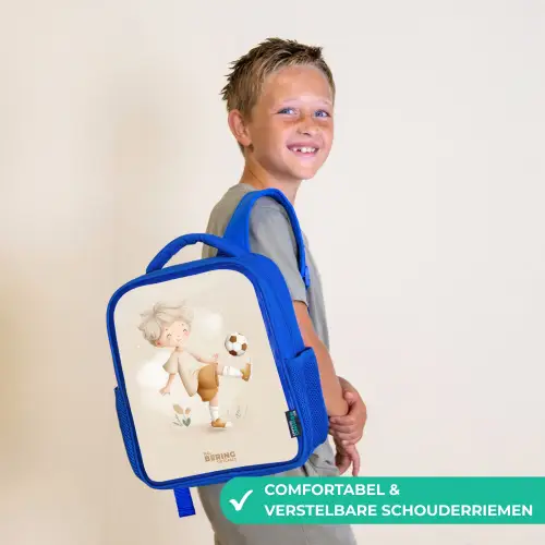 Jongen met een voetbal in beige kleuren Kinderrugzak - Blauw middel -sfeer3_NL