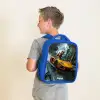 T-Rex op oranje sportauto in regenachtig woud Kinderrugzak - Blauw middel -sfeer2