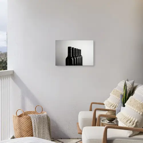 Wijnflessen - Zwart - Minimalistisch Tuinposter op houten frame 2 cm dik klein -sfeer1
