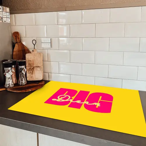 Dream big - Geel - Roze Inductie beschermer vinyl 3mm klein -sfeer3