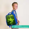 Groene neon omhaal in actie Kinderrugzak - Blauw middel -sfeer3_NL