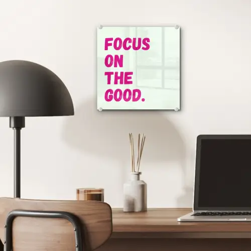 Focus on the good - Beige - Roze plexiglas 5mm klein -sfeer6