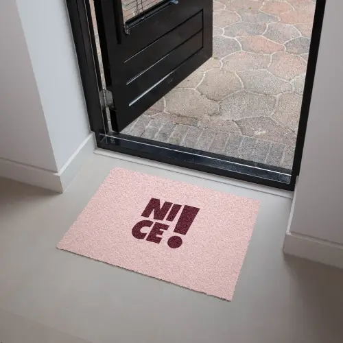 Nice - Uitroepteken - Roze Deurmat klein -sfeer5