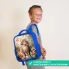 Kat in bloemenveld met roze vlinders. Kinderrugzak - Blauw middel -sfeer3_NL