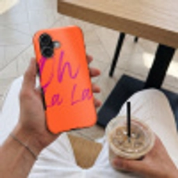 Oh la la - Oranje - Roze - Grafisch Toughcase MagSafe Apple iPhone 17 klein -Sfeer1M