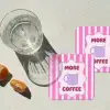 More coffee - Roze - Paars - Strepen - Mok onderzetter kurk middel -sfeer4