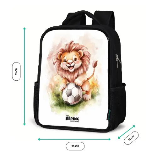 Speelse leeuw met voetbal op grasveld Rugzak - Zwart middel -productfoto_formaten