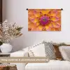 Dahlia - Bloem - Oranje Wandkleed katoen klein -sfeer1