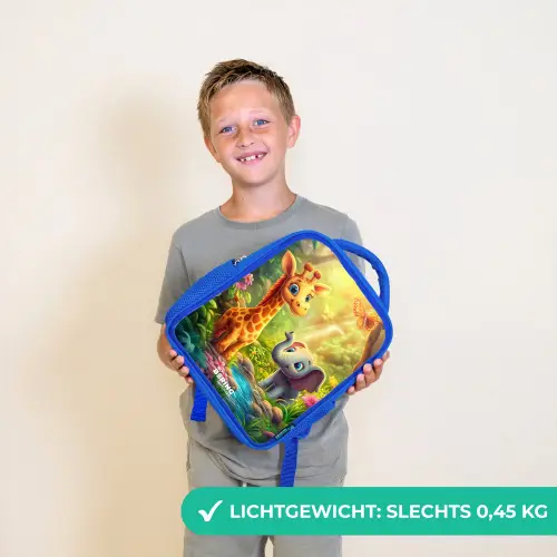 Giraf en olifant bij beekje in de Jungle Kinderrugzak - Blauw middel -sfeer1_NL