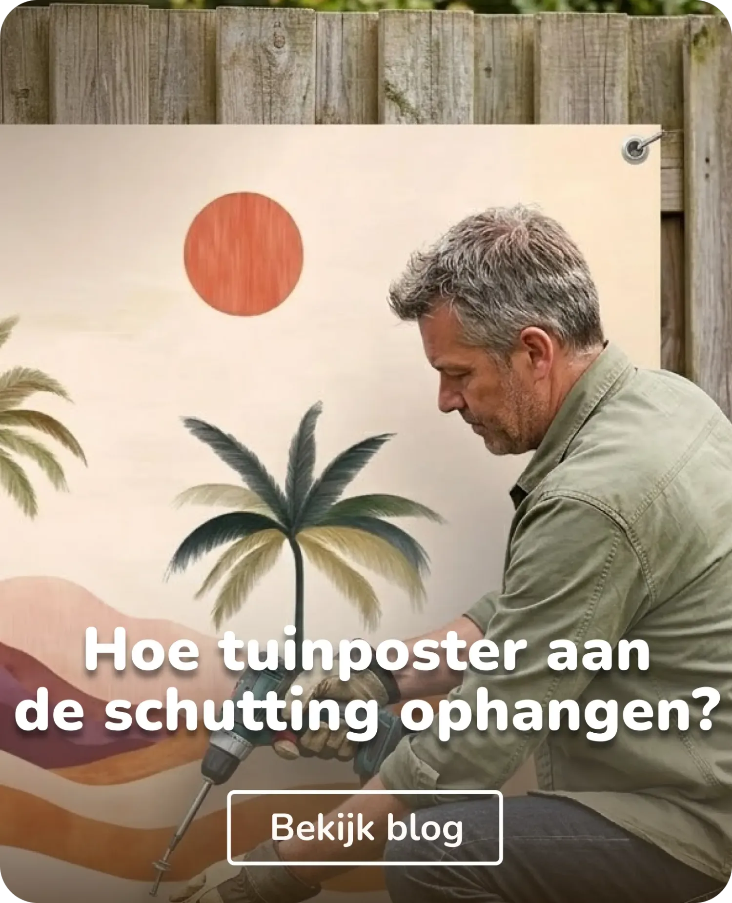 man die tuinposter aan schutting ophangt