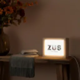 Zus - Lettercollage Light Box met kabel (Tafellamp) klein -sfeer4