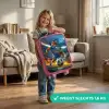 T-Rex als voetballer in vol stadion Kinderkoffer - Roze klein -sfeer2_NL