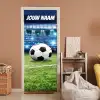 Voetbal op grasveld in een stadion met verlichting en personaliseerbare tekst bovenaan. deurposter klein -sfeer1