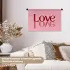 Love - Roze - Spiegeling Wandkleed katoen klein -tsfeer1_DE