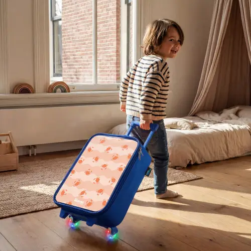 Oranje krabben op golvende achtergrond Kinderkoffer - Blauw klein -sfeer1