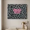 Panterprint - Zwart - Neonletters - Roze Textielframe zwart klein -sfeer2