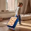 Oranje vlinders en roze bloemen op beige achtergrond Kinderkoffer - Blauw klein -sfeer1