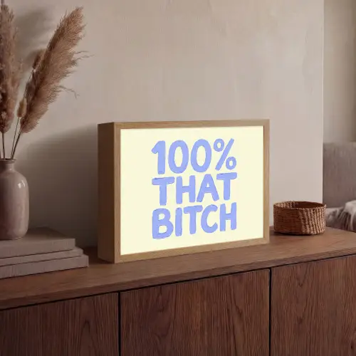 100% that bitch - Blauw - Wit Light Box met batterij (Wandlamp) middel -sfeer2