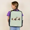 Beige retro raceauto op groen achtergrond Rugzak - Zwart middel -sfeer5