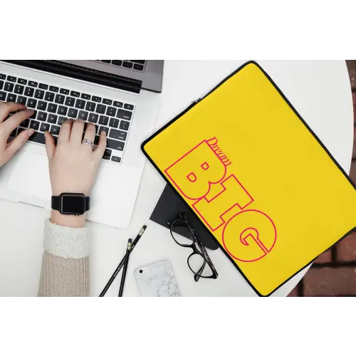 Dream big - Geel - Grafisch laptophoes neopreen klein -bureau