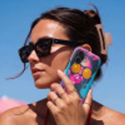 Vrouw - Kauwgom - Zonnebril - Oranje Toughcase MagSafe Apple iPhone 17 klein -Sfeer2V